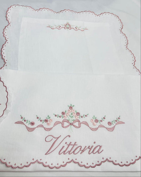 Set lenzuolino bianco con ricamo fiocco fiori e nastro