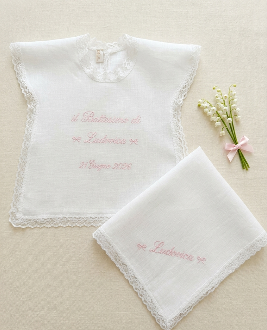 Set battesimo in lino bianco con fiocchetti