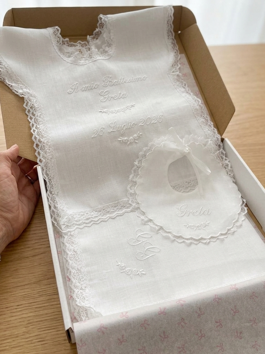 Set battesimo in lino con ricamo roselline bianche