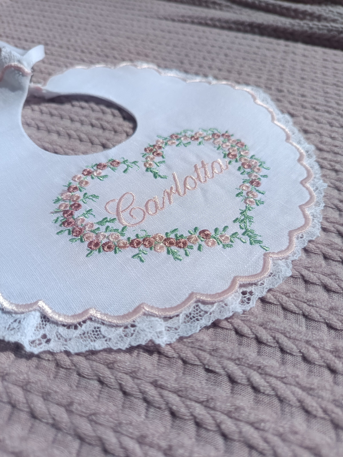 Bavetta con ricamo cuore e fiori