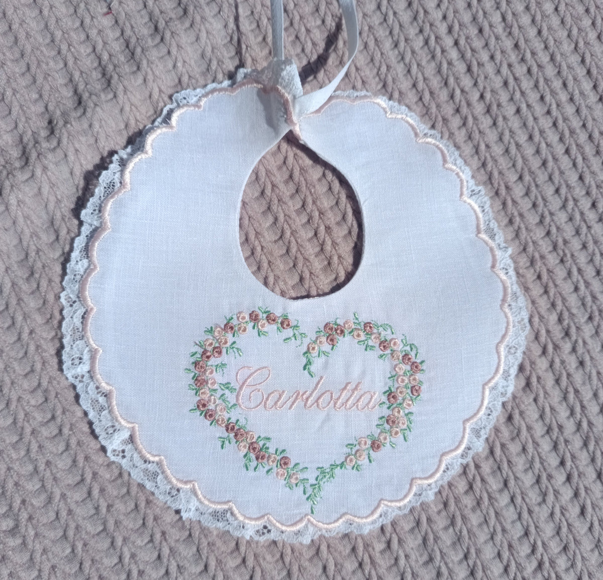 Bavetta con ricamo cuore e roselline