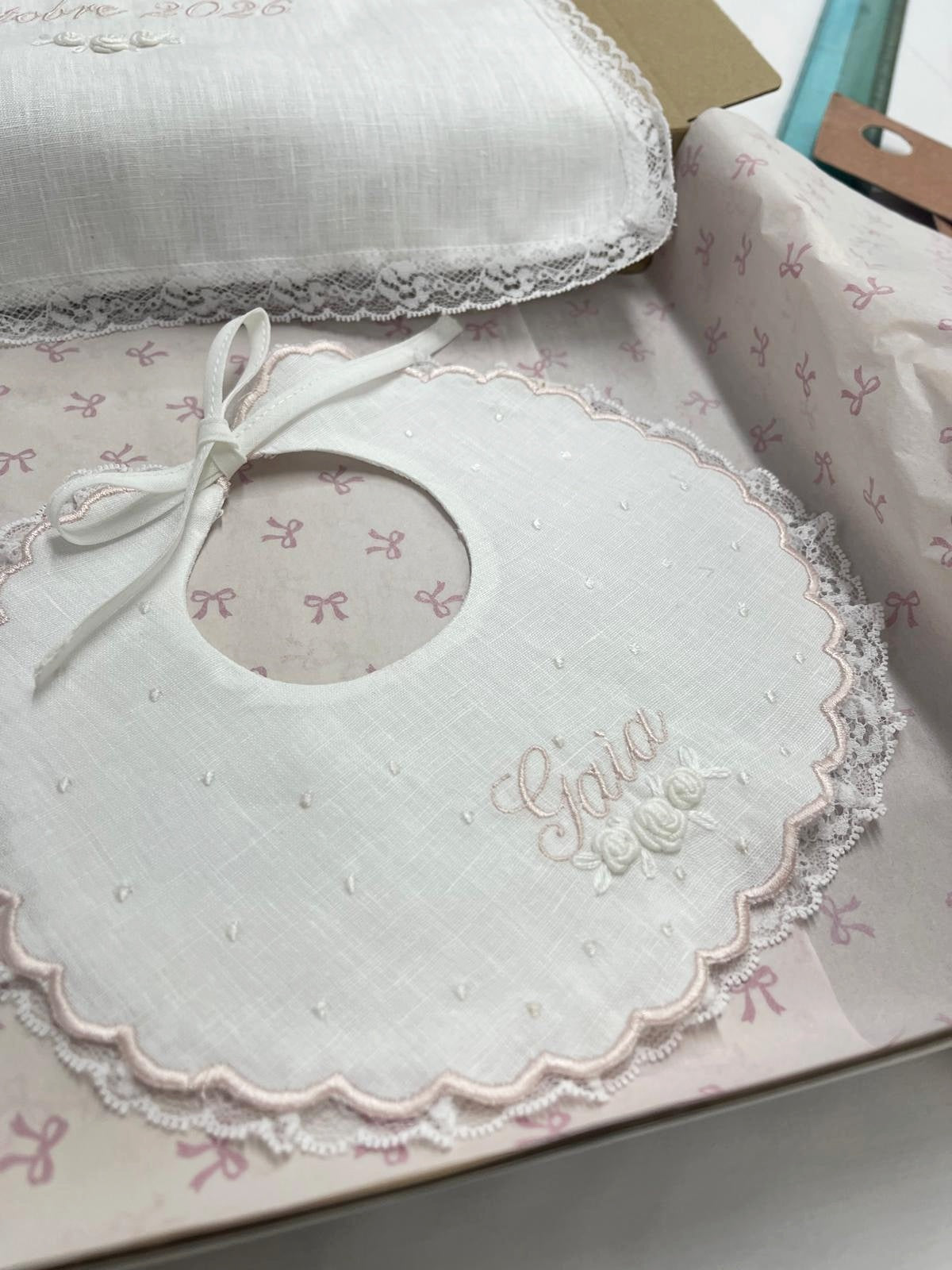 Bavetta set battesimo con roselline a mano