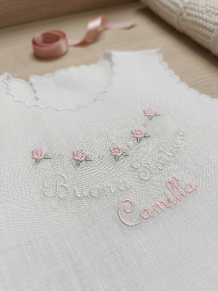 Camicina della fortuna con smerlo e roselline