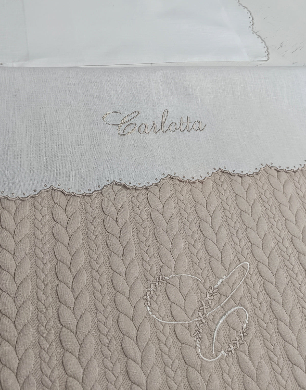 Copertina con trecce e iniziale con fiori