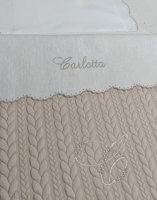 Copertina con trecce e iniziale con fiori