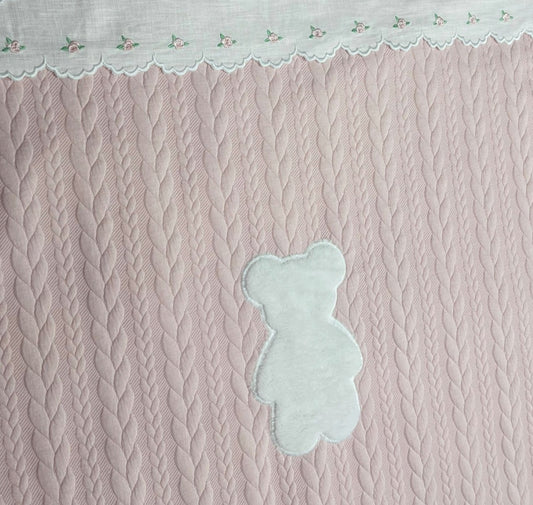 Copertina con trecce rosa e teddy ricamato.
