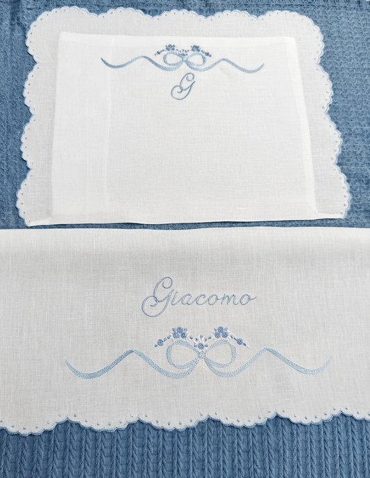 Set lenzuolino con ricamo fiocco e fiori in celeste