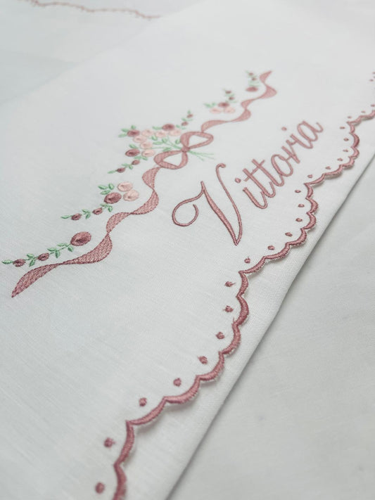 Set lenzuolino con ricamo fiocco nastro e fiori