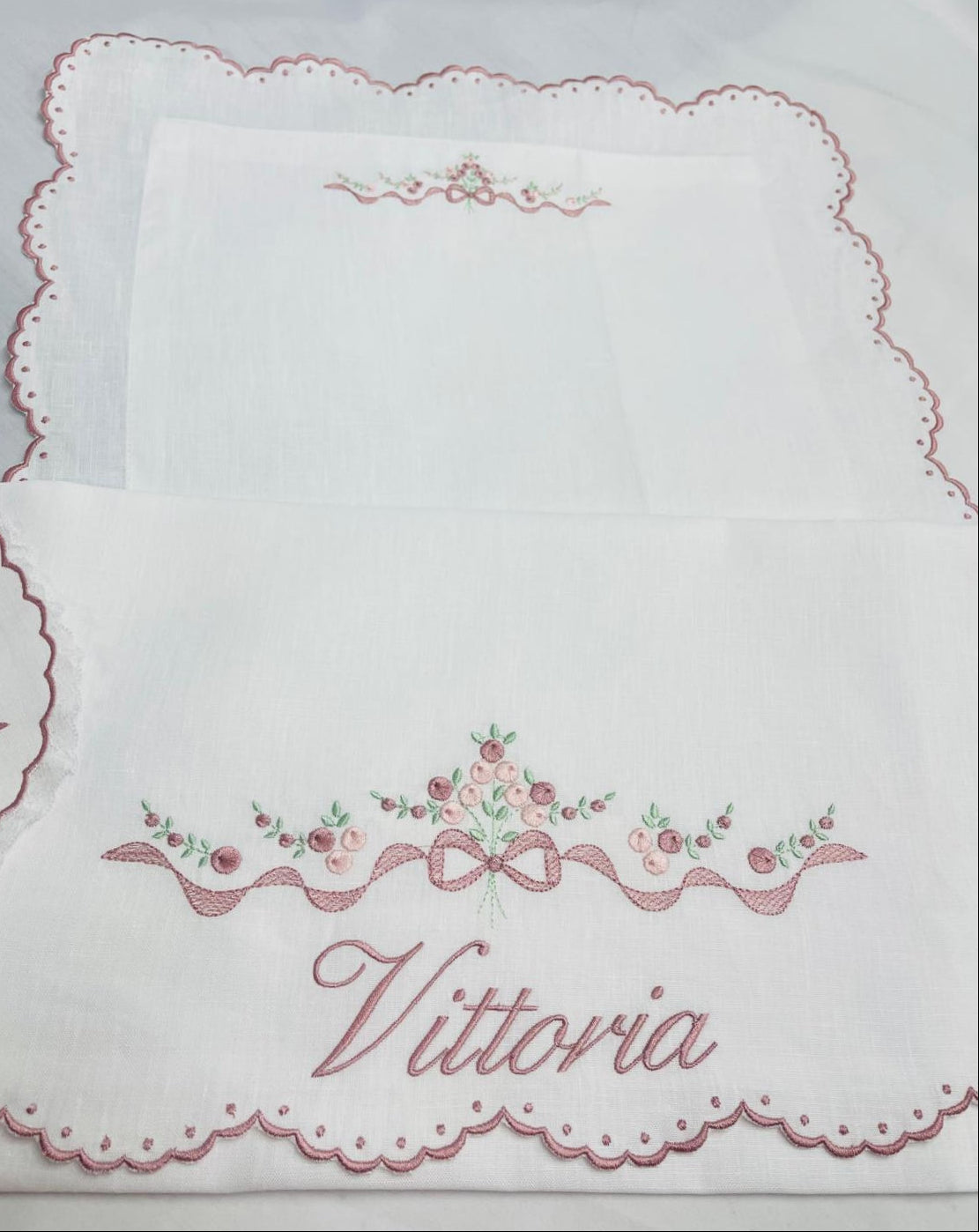 Set lenzuolino bianco con ricamo fiocco fiori e nastro