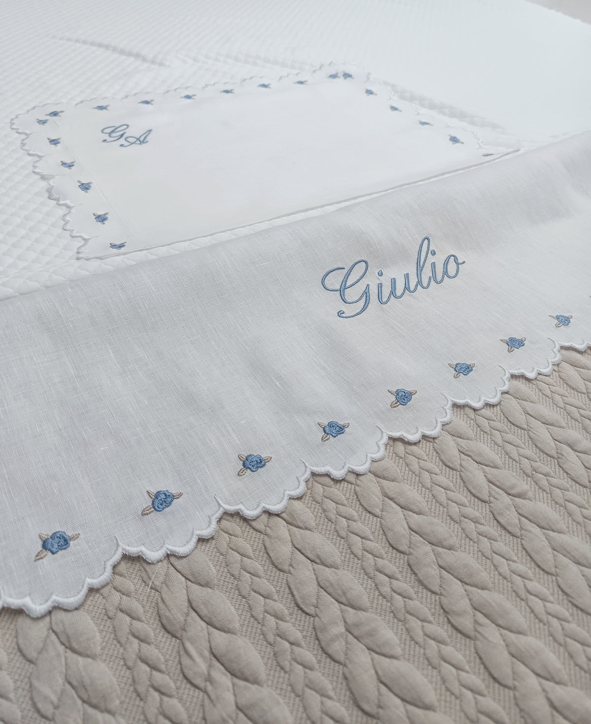 Set lenzuolino con smerlo e roselline