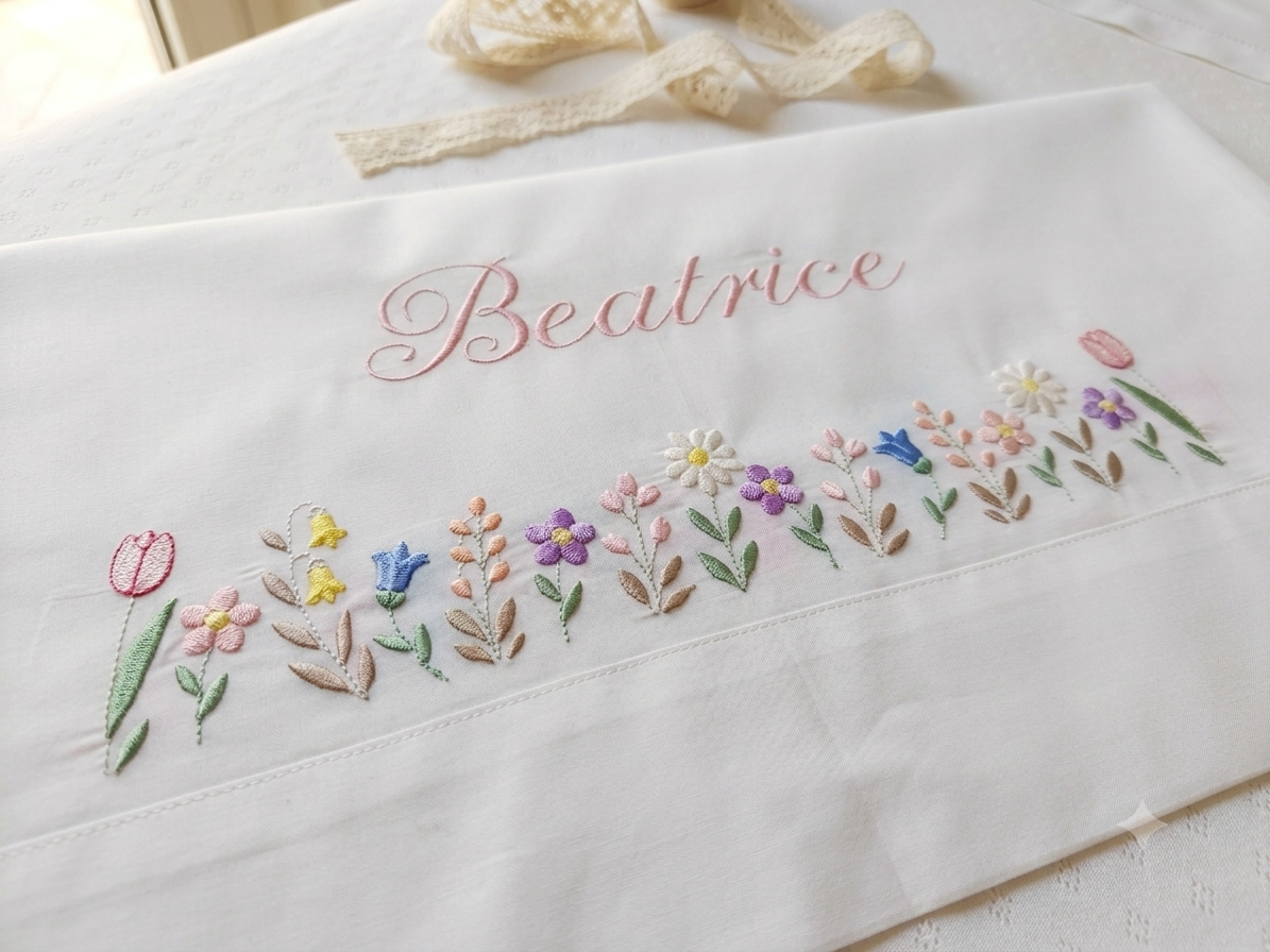 Lenzuolino con fiori ricamati e nome