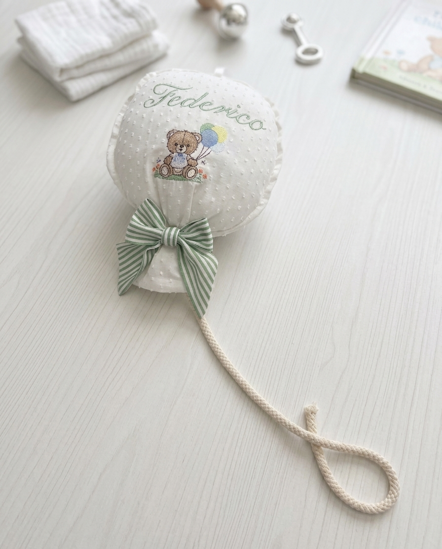 Palloncino con ricamo orsetto in plumetis