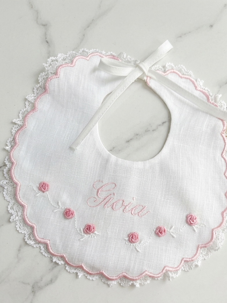 Set Battesimo in Lino con Pizzo e Ricamo Roselline (Modello Gioia)