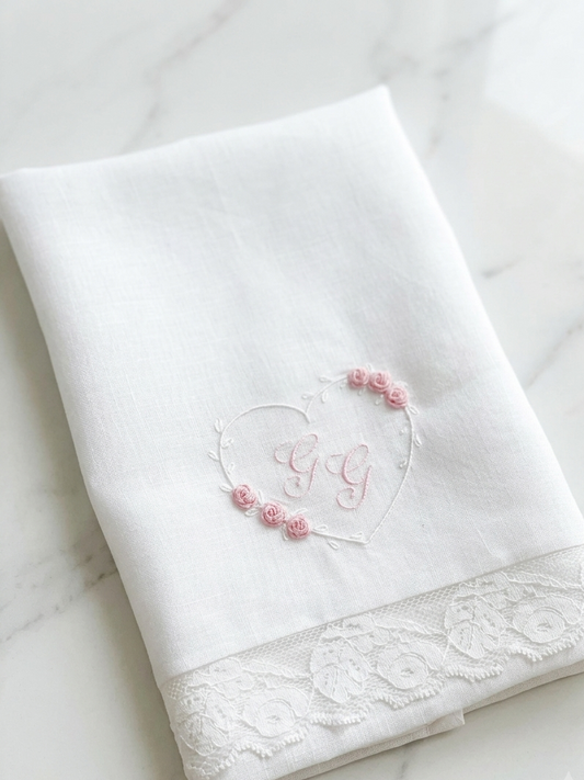 Set Battesimo in Lino con Pizzo e Ricamo Roselline (Modello Gioia)