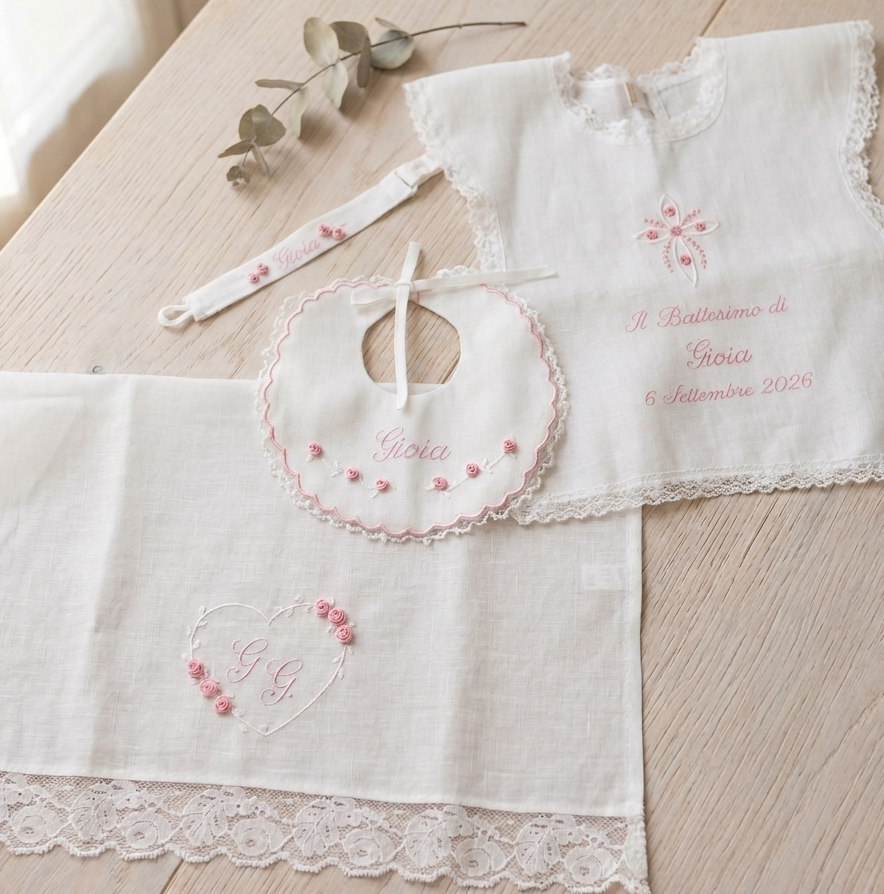 Set Battesimo in Lino con Pizzo e Ricamo Roselline (Modello Gioia)