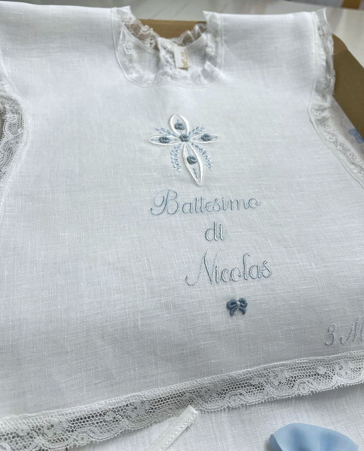 Set battesimo con croce e roselline