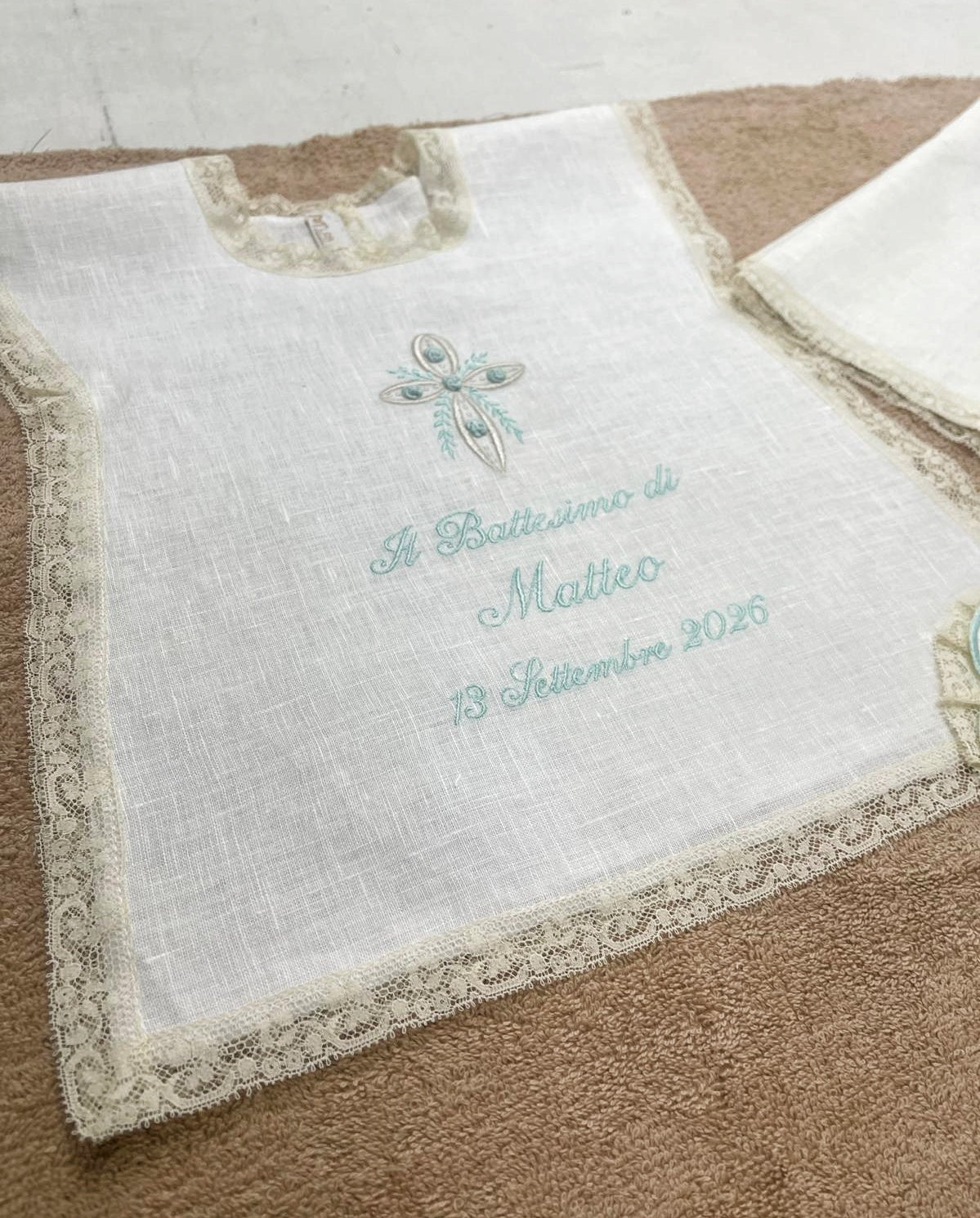 Set battesimo con roselline Camicino