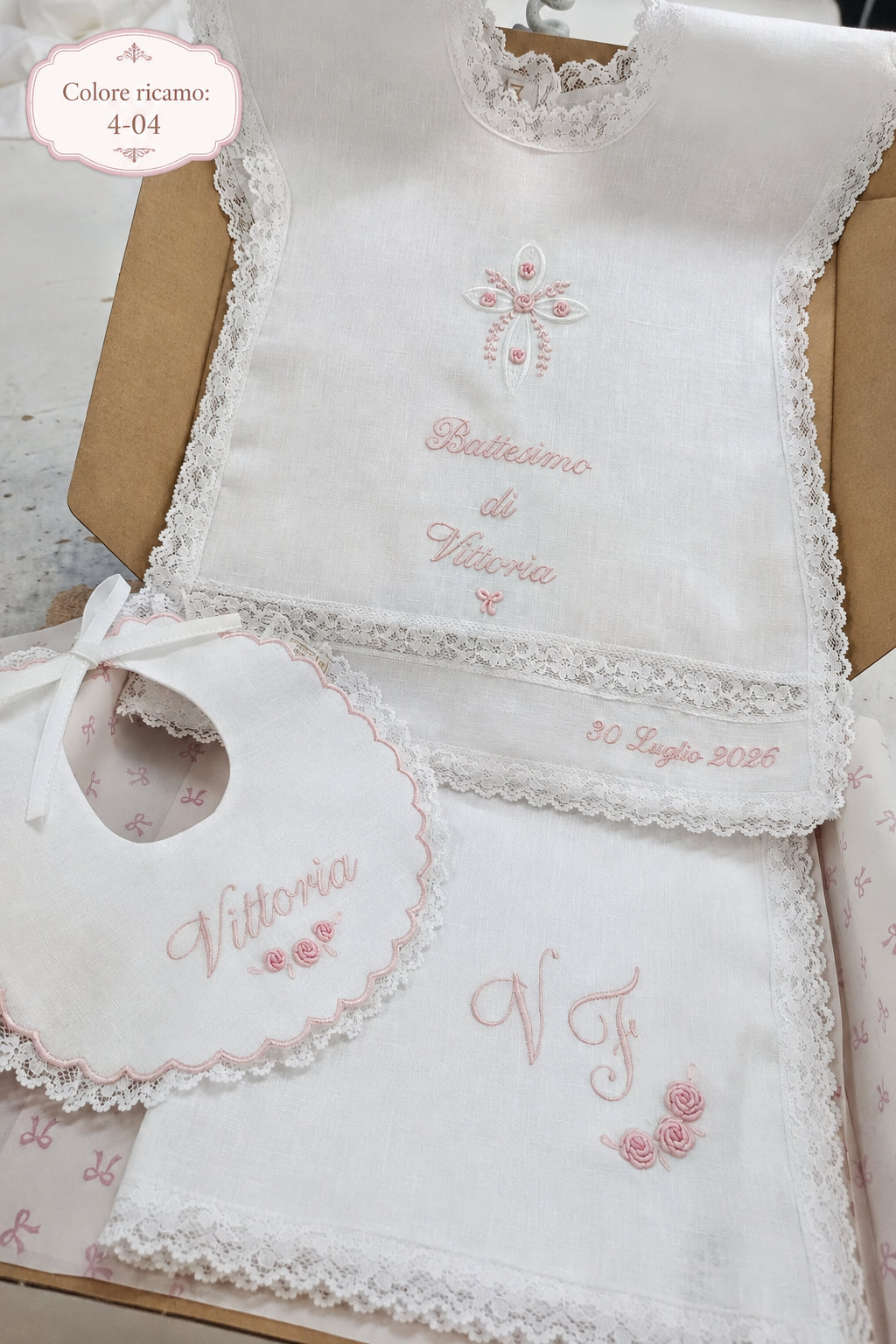 Set battesimo croce e roselline in rosa antico
