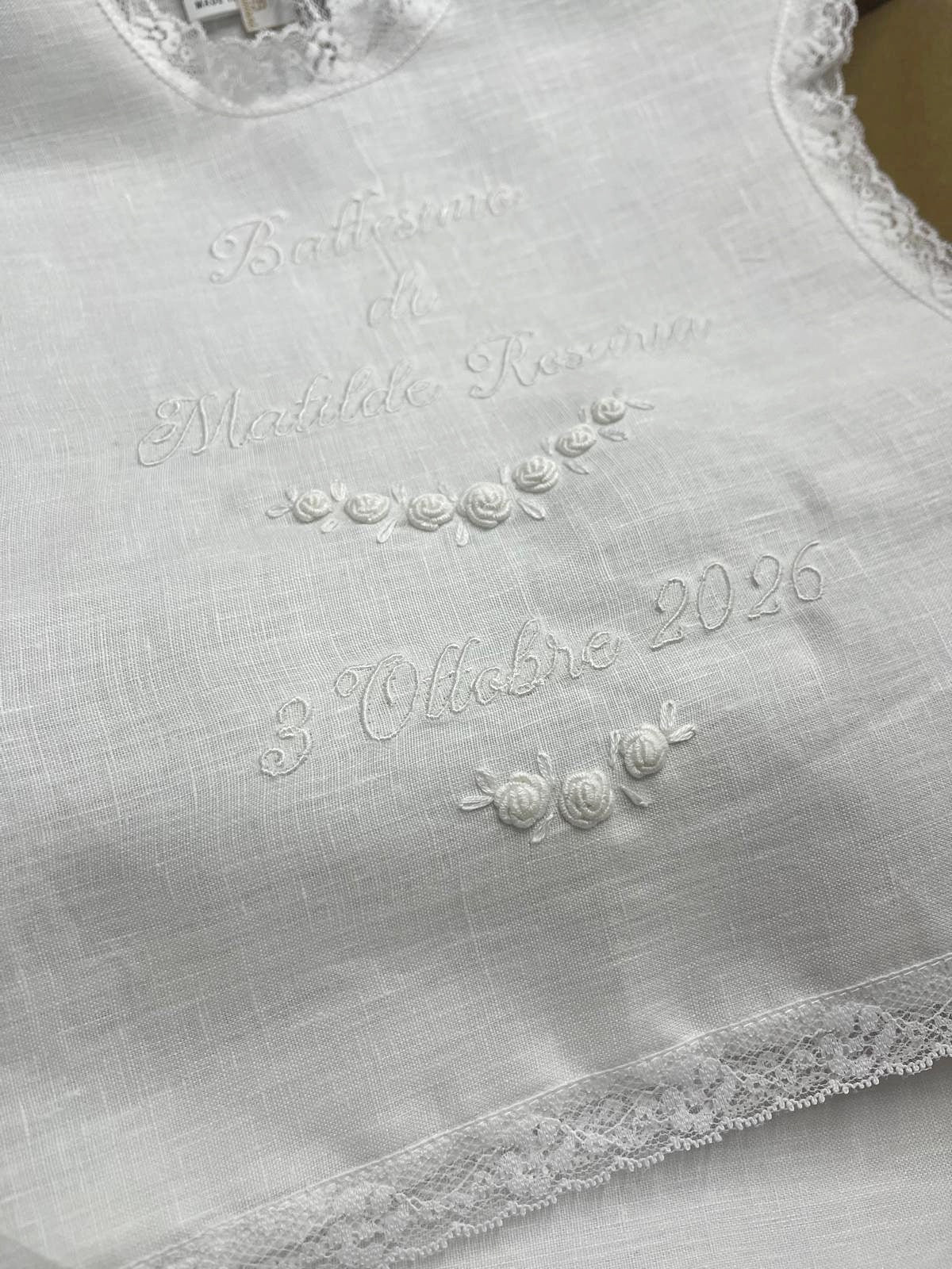 Set battesimo con roselline a mano ricamo bianco ottico