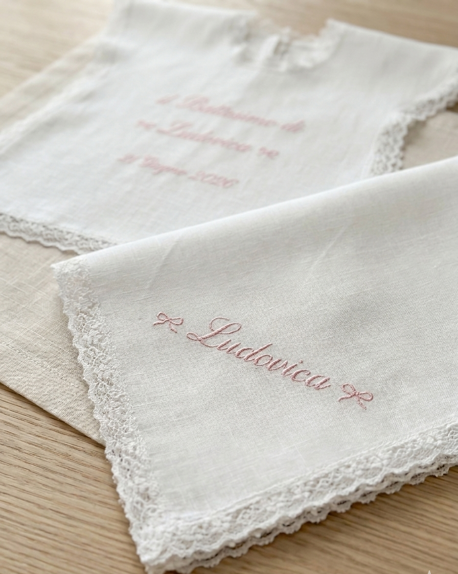 Set battesimo con fiocchetti e fazzoletto