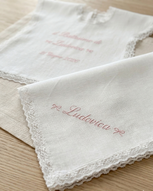 Set battesimo con fiocchetti e fazzoletto