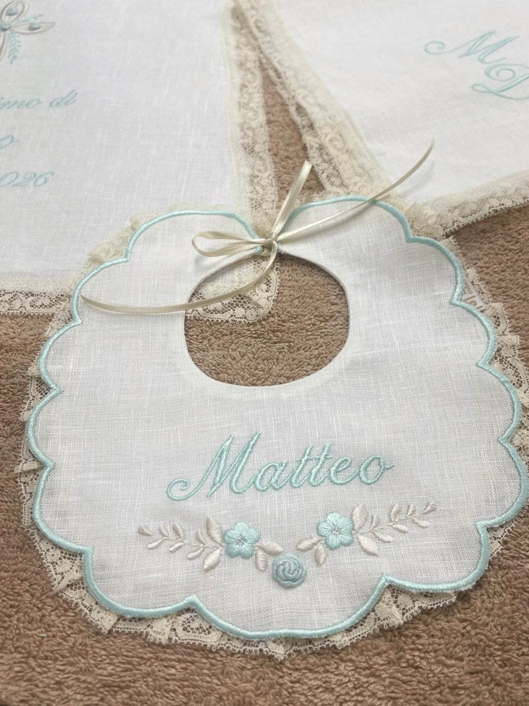 Set battesimo in lino avorio con roselline