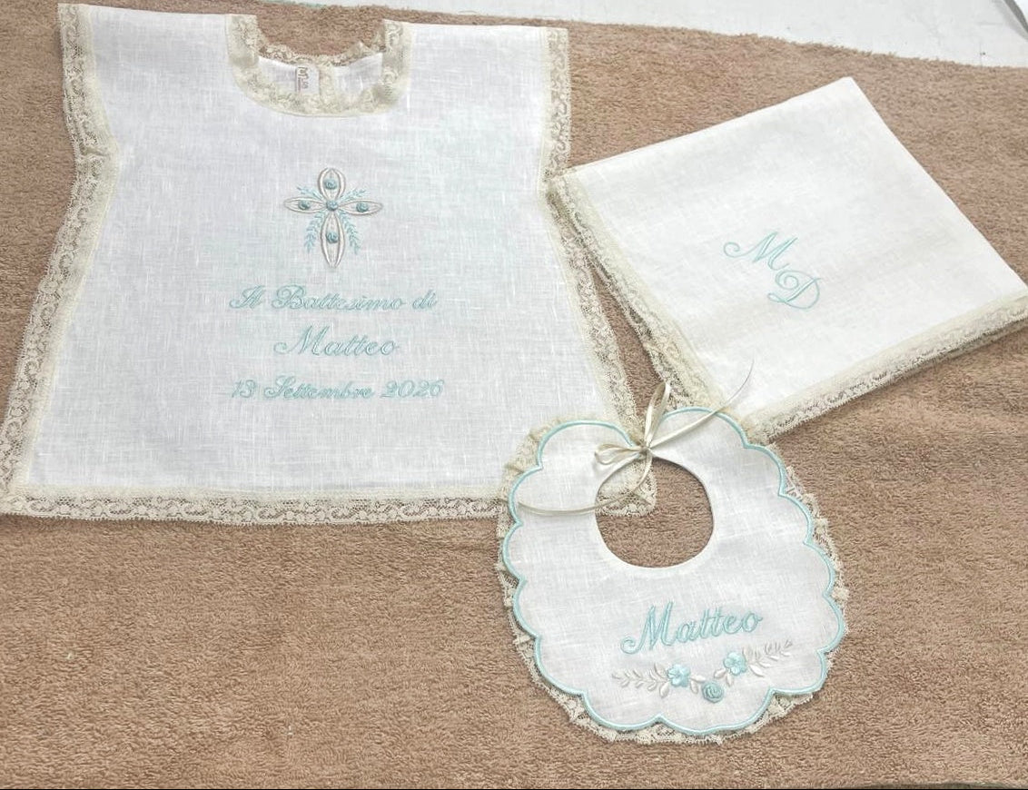 Set Battesimo in lino avorio con roselline