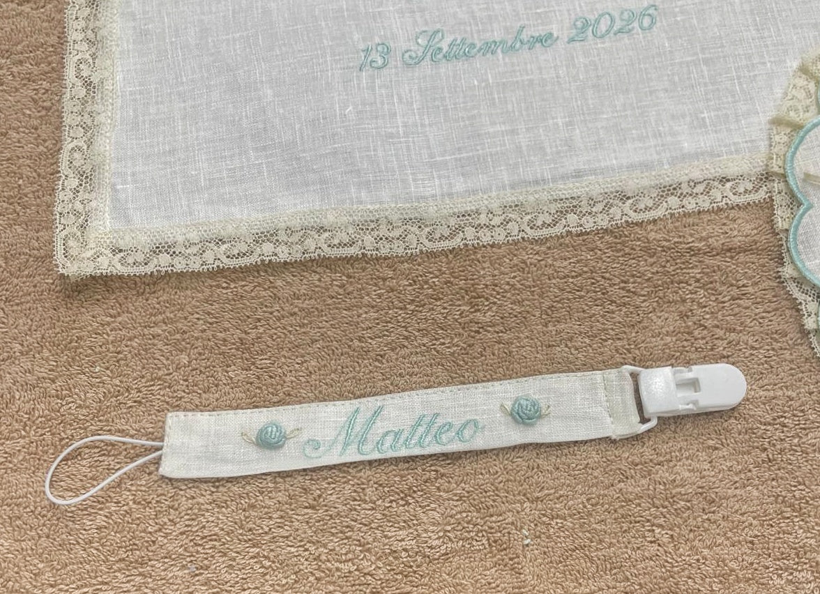 Set battesimo in lino avorio con roselline portaciuccio