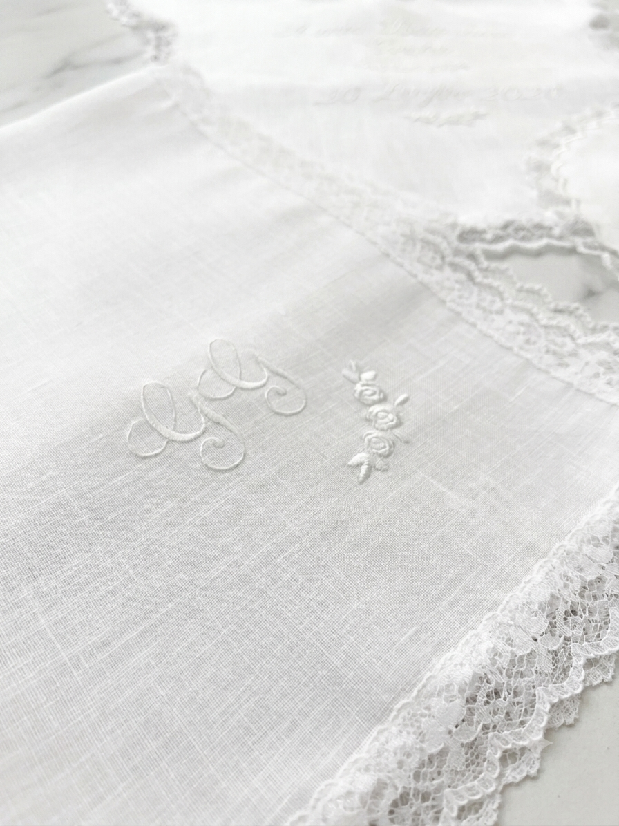 Set battesimo in lino con ricamo roselline bianche fazzoletto