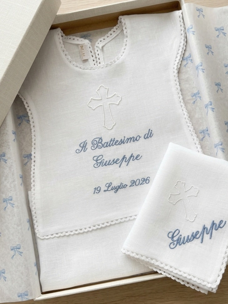 Set battesimo in lino con croce e nome riamato