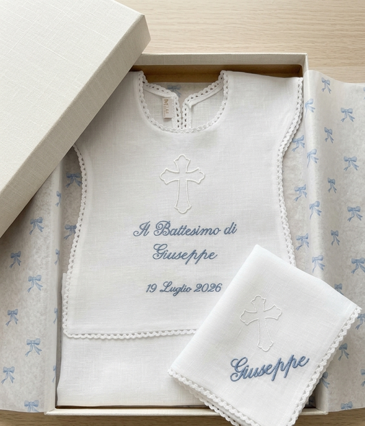 Set battesimo in lino bianco con croce e ricamo