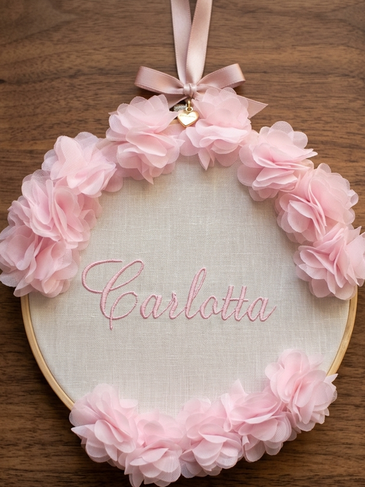 Telaio in legno con fiori e ricamo nome